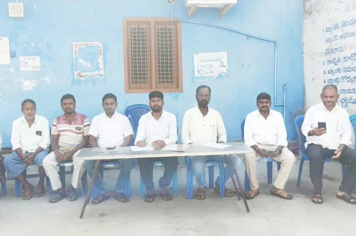 45 ఏళ్ల ఎస్బీఐ శాఖ తరలింపుపై గ్రామస్తుల ఆందోళన