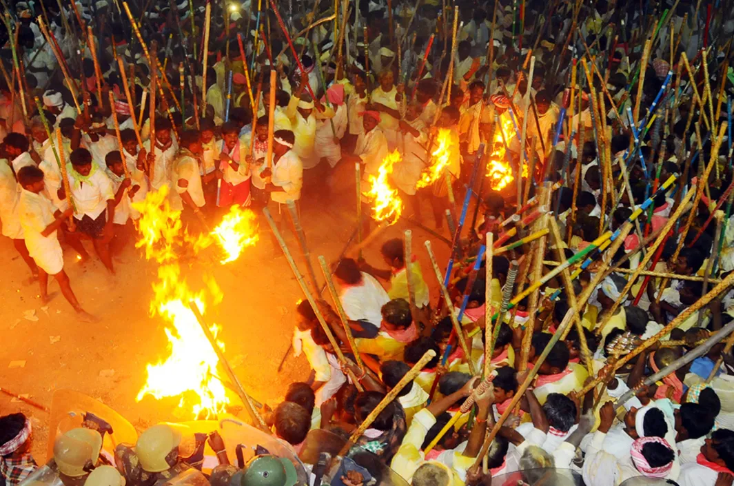 కర్రల సమరంలో రక్తపాతం