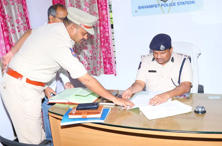 శివంపేట పోలీస్ స్టేషన్‌ను ఆకస్మిక తనిఖీ 