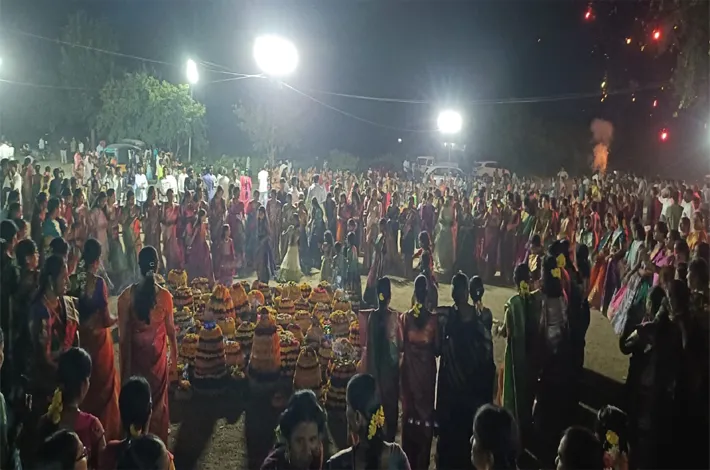 పోయిరా బతుకమ్మ.. మళ్లీ వచ్చే ఏడాది
