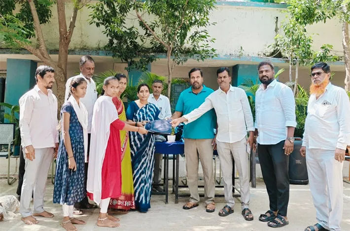 విద్యార్థులకు ఏకరూప దుస్తుల పంపిణీ