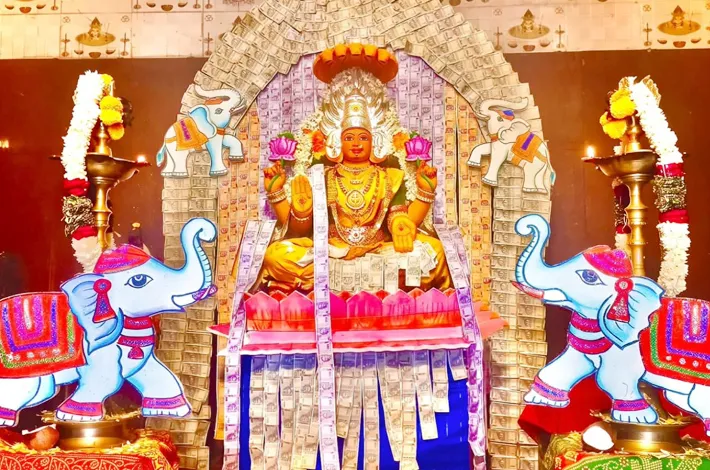 ధనలక్ష్మిగా రేణుక ఎల్లమ్మ