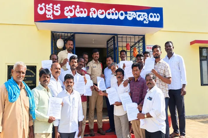 కాంగ్రెస్ ఎమ్మెల్యేపై పోలీస్ స్టేషన్ లో ఫిర్యాదు 