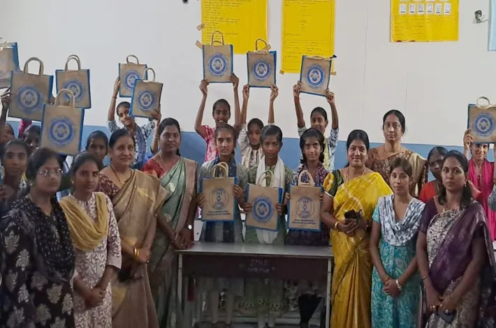 బాలికలకు టోల్‌ఫ్రీ నంబర్లతో కూడిన జ్యూట్ బ్యాగుల పంపిణీ