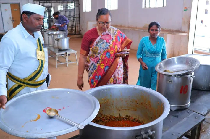 గురుకులాల్లో పరిశుభ్రతకు ప్రాధాన్యం ఇవ్వాలి