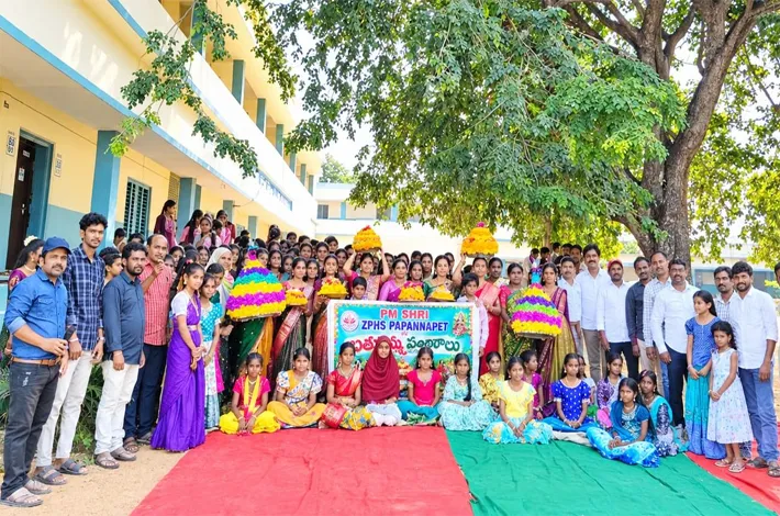 పాఠశాలల్లో మిన్నంటిన బతుకమ్మ సంబరాలు