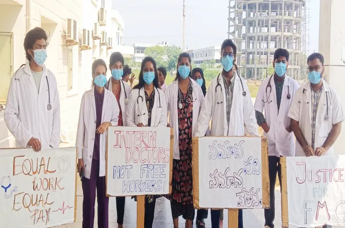 హౌస్ సర్జన్ వైద్యులకు సమాన పారితోషకం చెల్లించాలి