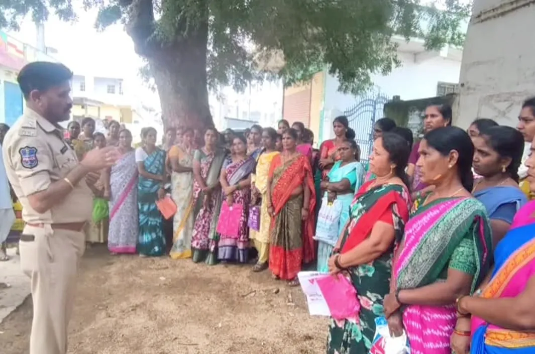 వాహనదారులు తప్పనిసరిగా హెల్మెట్ ధరించాలి