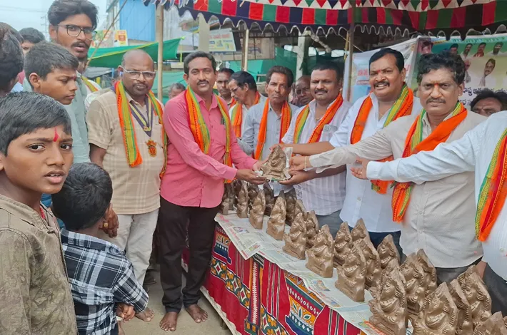 మట్టి గణపతులకే జై కొడదాం.. పర్యావరణాన్ని కాపాడుదాం