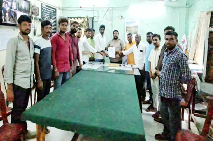 ఆక్రమణకు గురువుతున్న రోడ్డు కాపాడండి సారు