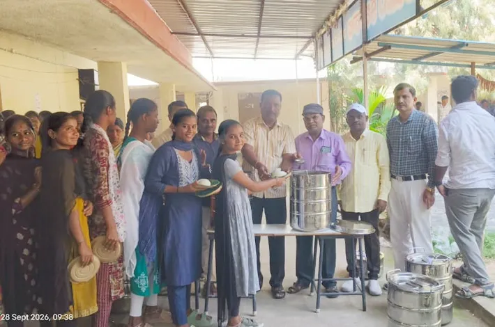 కళాశాల విద్యార్థులకు అల్పాహారం...