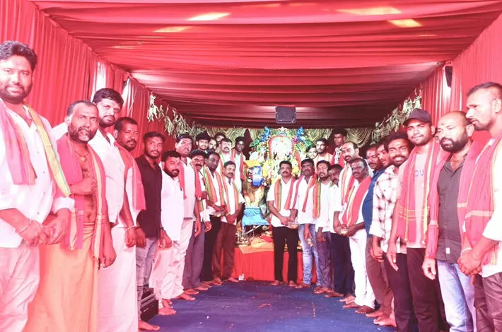 అమ్మవారిని దర్శించుకున్న బీఆర్ఎస్ నాయకులు