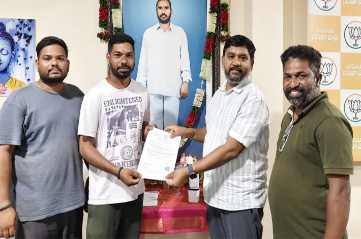 సీఎంఆర్‌ఎఫ్‌ చెక్కు అందజేత