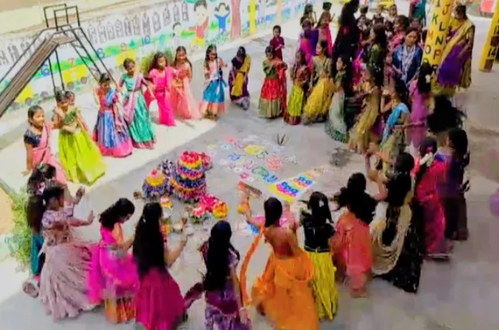 పాఠశాలలో బతుకమ్మ సంబరం