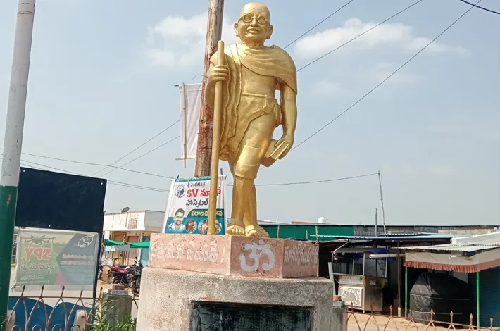 గాంధీజీ విగ్రహం ఎదురు చూపులు