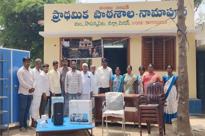 నామాపూర్ పాఠశాలకు శాస్త్రవేత్త మన్నే ఉపేందర్ చేయూత