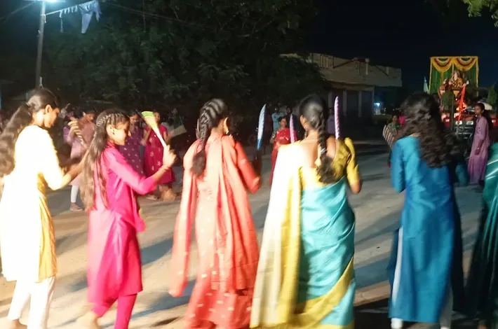 భక్తి శ్రద్ధలతో బతుకమ్మ దుర్గాదేవి నిమజ్జనం