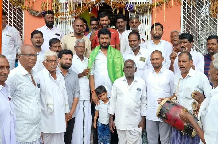 ప్రజలతో మమేకమై ఉంటున్నఎమ్మెల్యే