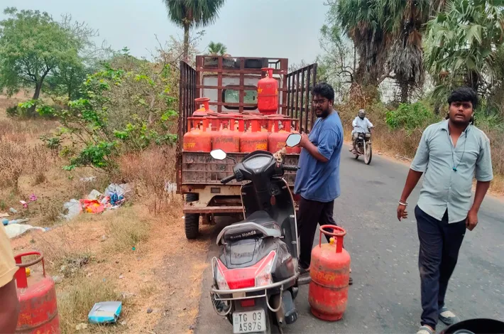 గ్యాస్ ఏజెన్సీల ‘బ్లాక్’ దందా..?