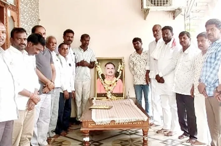 వైనాల కుటుంబాన్ని పరామర్శించిన జిల్లా గ్రంథాలయ సంస్థ చైర్మన్