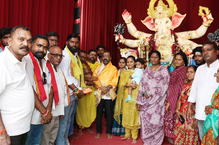గణనాధులను దర్శించుకున్న ఎమ్మెల్యే నాయిని