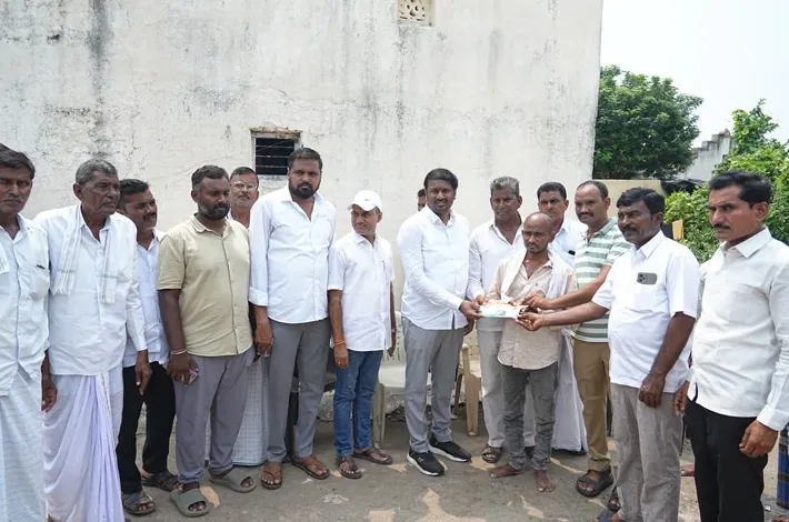 బాధిత కుటుంబానికి ఆర్థిక సాయం  