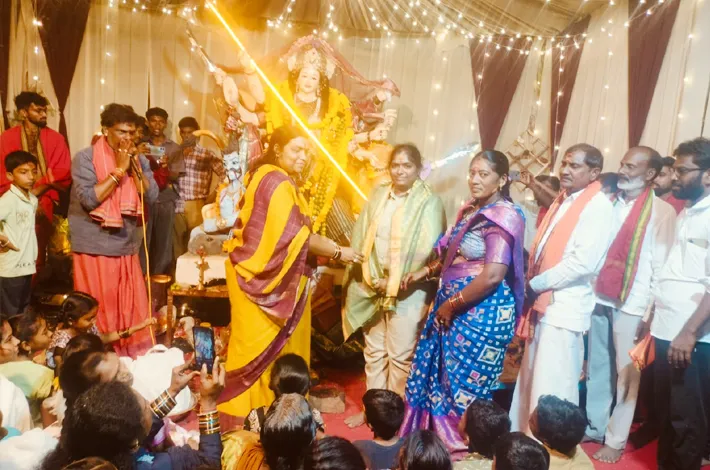 దేవాపూర్‌లో దుర్గామాతకు ఎస్సై రాధిక ప్రత్యేక పూజలు