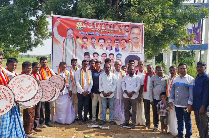 రవి నగర్ కళాకారులకు డప్పుల పంపిణీ