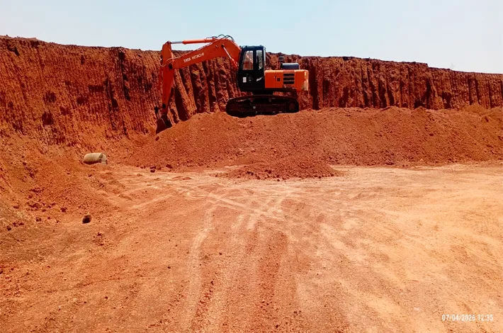 పేదల ప్రభుత్వ భూముల్లో వ్యాపారుల దౌర్జన్యం 