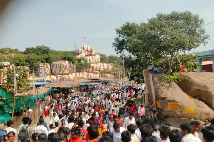 దుర్గమ్మ నామస్మరణల హోరు.. నిమజ్జనాల జోరు!
