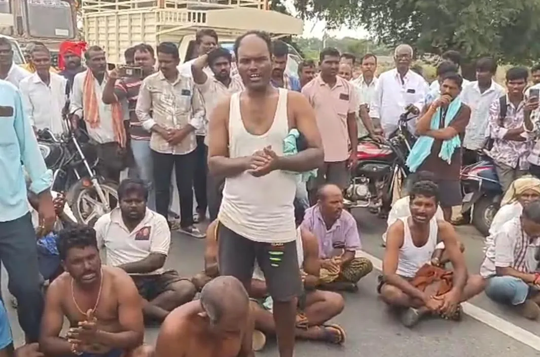 విద్యుత్ కోతలకు నిరసనగా రైతుల రాస్తారోకో