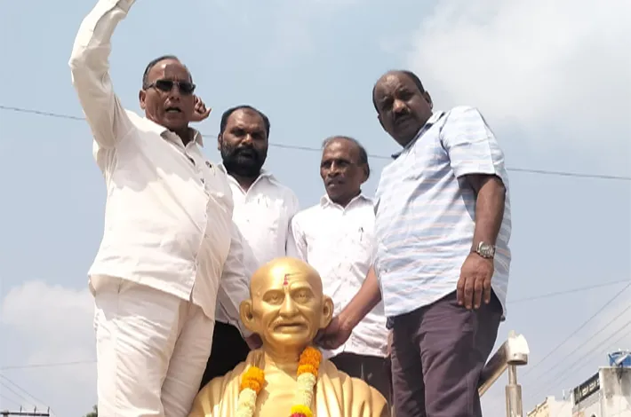 గాంధీ విగ్రహాన్ని ధ్వంసం చేసిన వారిని కఠినంగా శిక్షించాలి