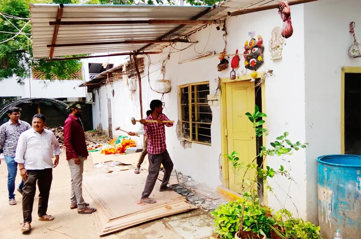 చిన్న ఆర్ట్స్ కార్యాలయంపై దాడి