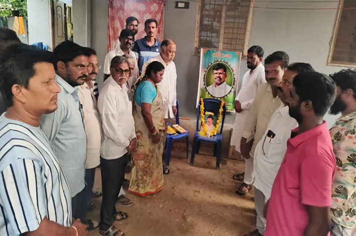 కనకం మైసయ్య కుటుంబాన్ని పరామర్శించిన కందాళ