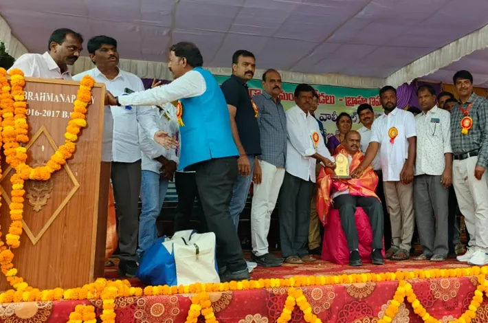 క్రీడలు ఆత్మస్థైర్యాన్ని పెంపొందిస్తాయి