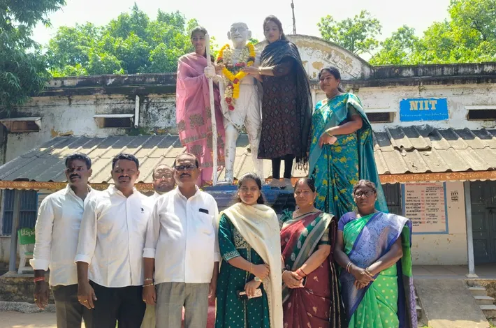 జాతిపితకు ఘన నివాళులు