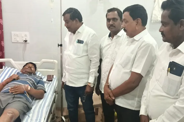 రోడ్డు ప్రమాదంలో సీనియర్ జర్నలిస్టుకు తీవ్ర గాయాలు
