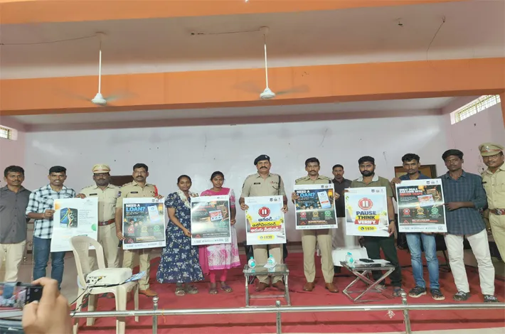 విద్యార్థులు సైబర్ నేరాల పట్ల అవగాహన పెంపొందించుకోవాలి