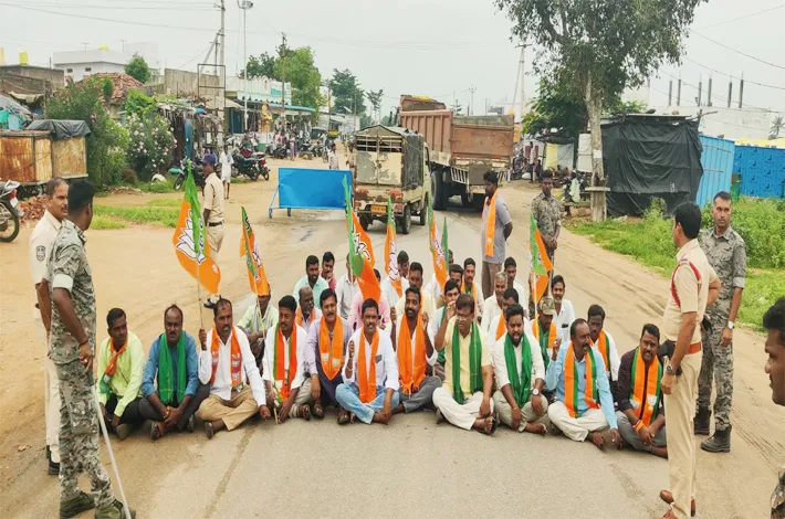 రైతులకు నాణ్యమైన విద్యుత్ అందించాలి: బీజేపీ ధర్నా