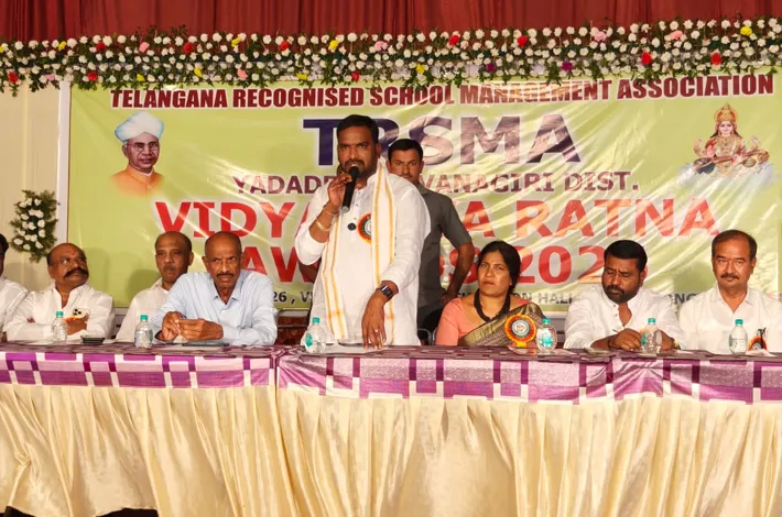 ఉపాధ్యాయుల సేవలు సమాజ నిర్మాణానికి పునాది: అయిలయ్య