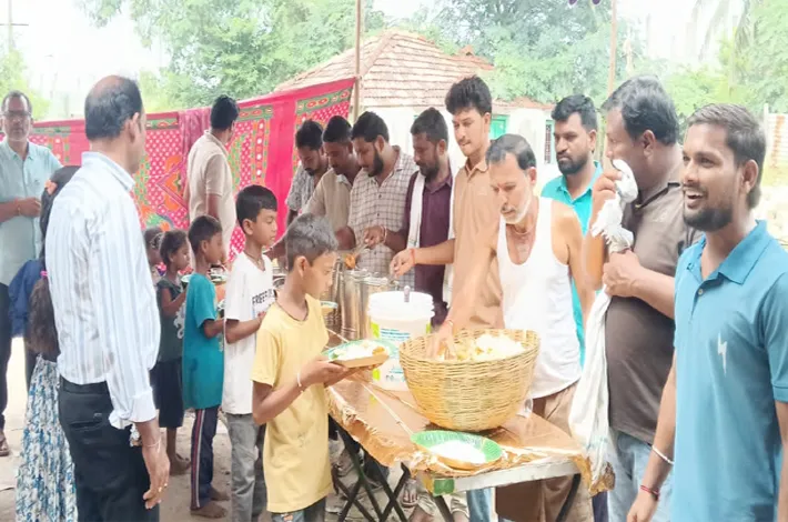 గణపయ్య మండపం వద్ద అన్నప్రసాద వితరణ