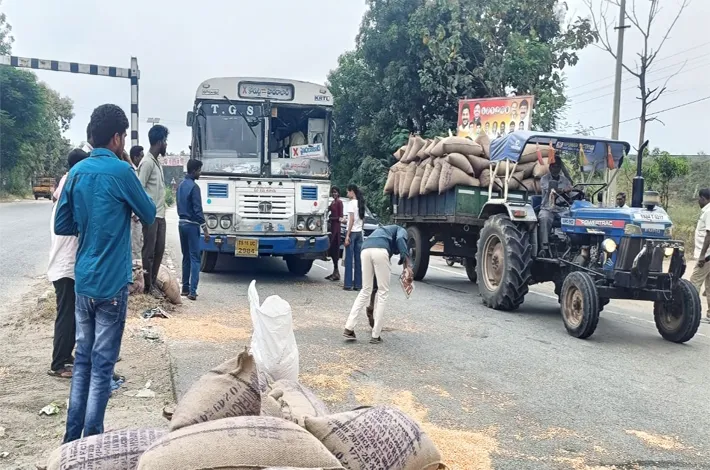 ట్రాక్టర్ ను డీ కొట్టిన బస్సు 