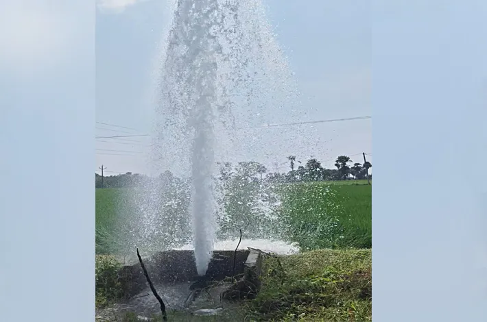 మిషన్ భగీరథ పైప్‌లైన్ లీకేజీ.. వృథాగా తాగునీరు
