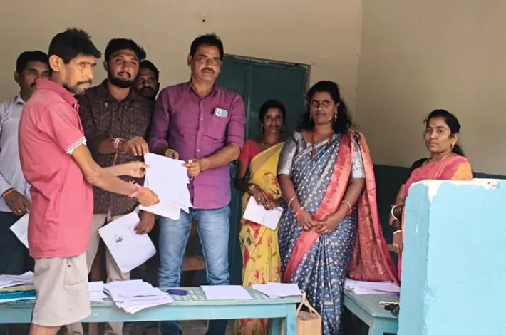 లంబాడిపల్లెలో ఓటర్లకు సర్ నోటీసుల కలకలం!