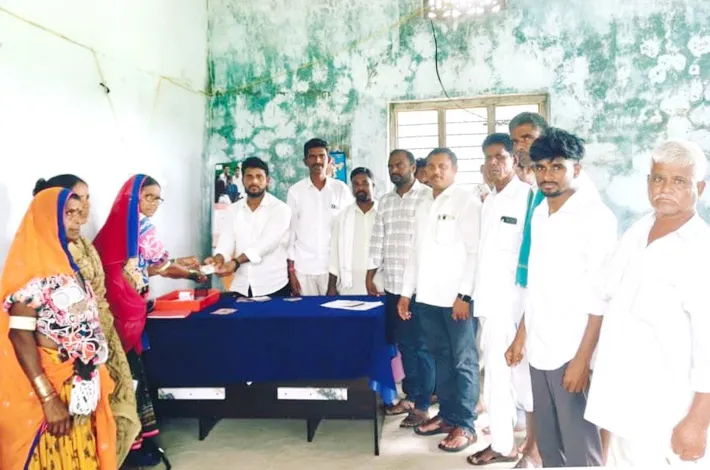 ఎర్రకుంట చెరువు తండాలో రేషన్ కార్డుల పంపిణీ 