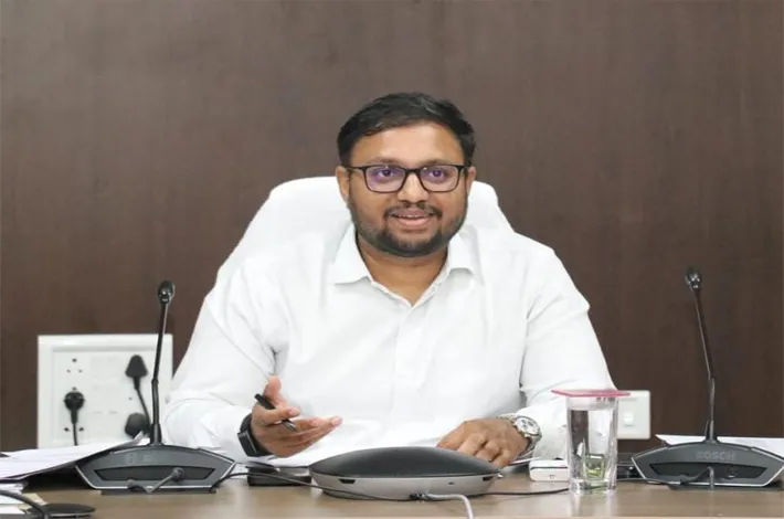 భూ అక్రమాలపై ముగ్గురు రెవెన్యూ అధికారుల సస్పెన్షన్