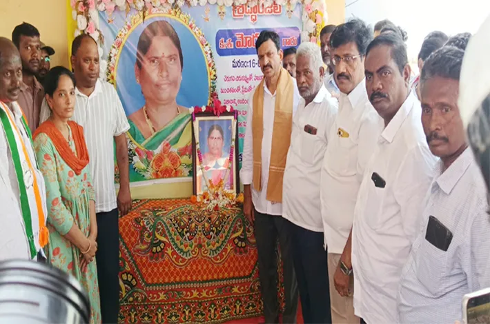  మోర పద్మ కుటుంబాన్ని పరామర్శించిన మంత్రి