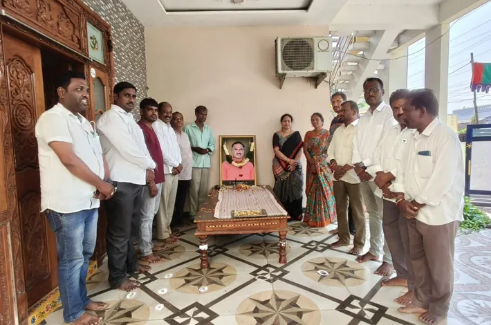 వైనాల రాజు కుటుంబాన్ని పరామర్శించిన కాంగ్రెస్ నాయకులు