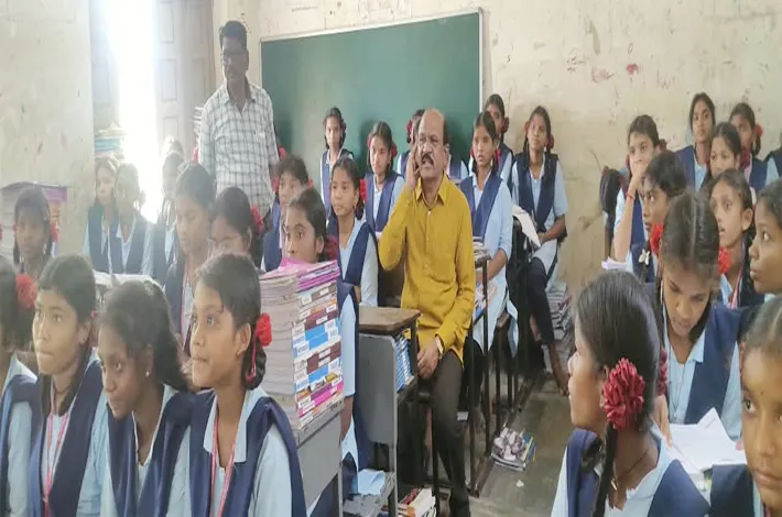 విద్యార్థులతో కలిసి భోజనం.. సమస్యలపై ఆరా