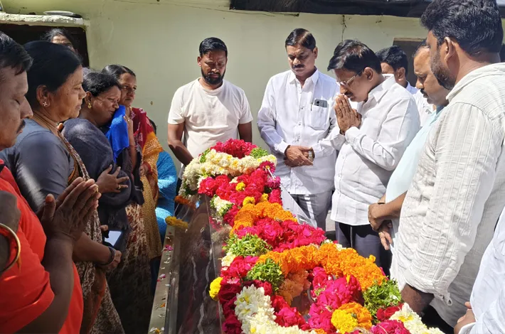 ఉద్యమకారుడు పల్లె రవికి నివాళులు అర్పించిన ఎమ్మెల్యే